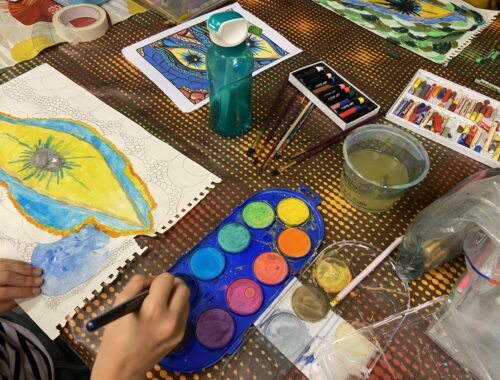 Support de cours de dessin pour enfant représentant un œil de dragon à la gouache, créé par Audrey Bourdin de l'Atelier Pieko à Toulouse