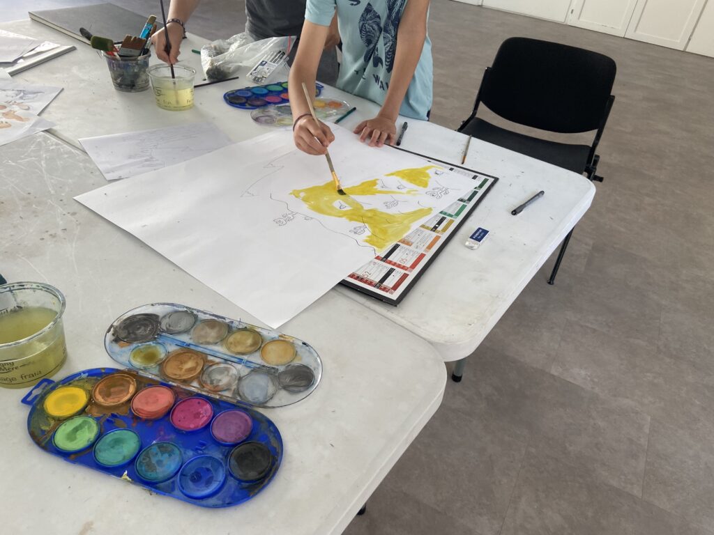 Enfants participant à un cours de dessin à la gouache à Aureville, atelier animé par Audrey Bourdin de l'Atelier Pieko à Toulouse