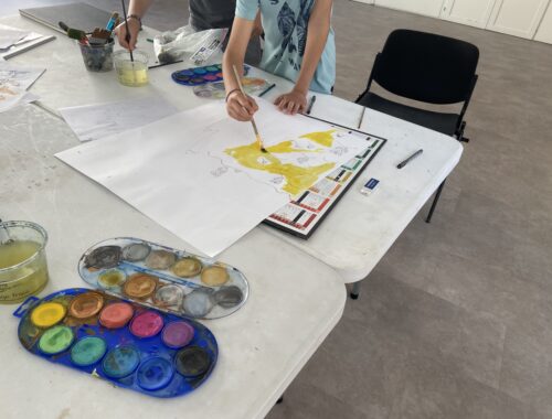 Enfants participant à un cours de dessin à la gouache à Aureville, atelier animé par Audrey Bourdin de l'Atelier Pieko à Toulouse