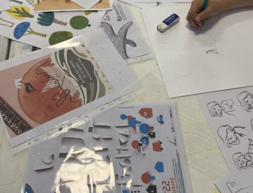 Adolescents participant à un cours d'illustration d'affiche de théâtre à Aureville, atelier animé par Audrey Bourdin de l'Atelier Pieko à Toulouse