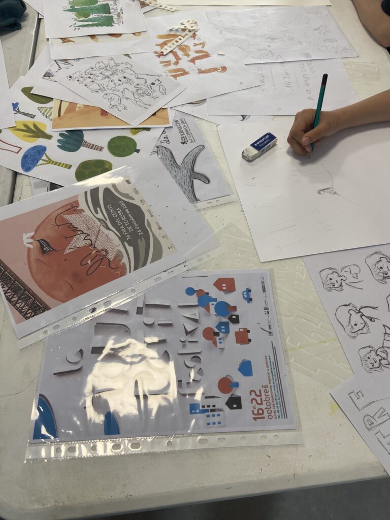 Adolescents participant à un cours d'illustration d'affiche de théâtre à Aureville, atelier animé par Audrey Bourdin de l'Atelier Pieko à Toulouse