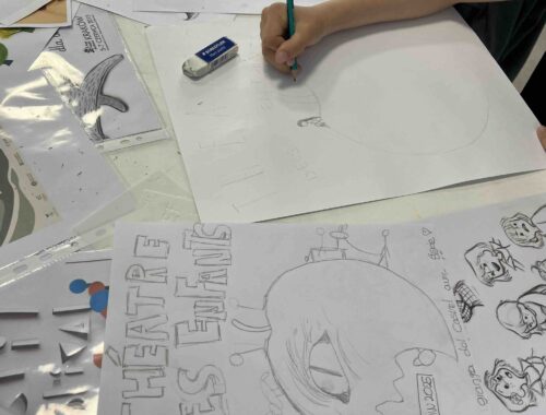 Adolescents participant à un cours d'illustration et composition d'affiche, animé par Audrey Bourdin de l'Atelier Pieko à Toulouse"
