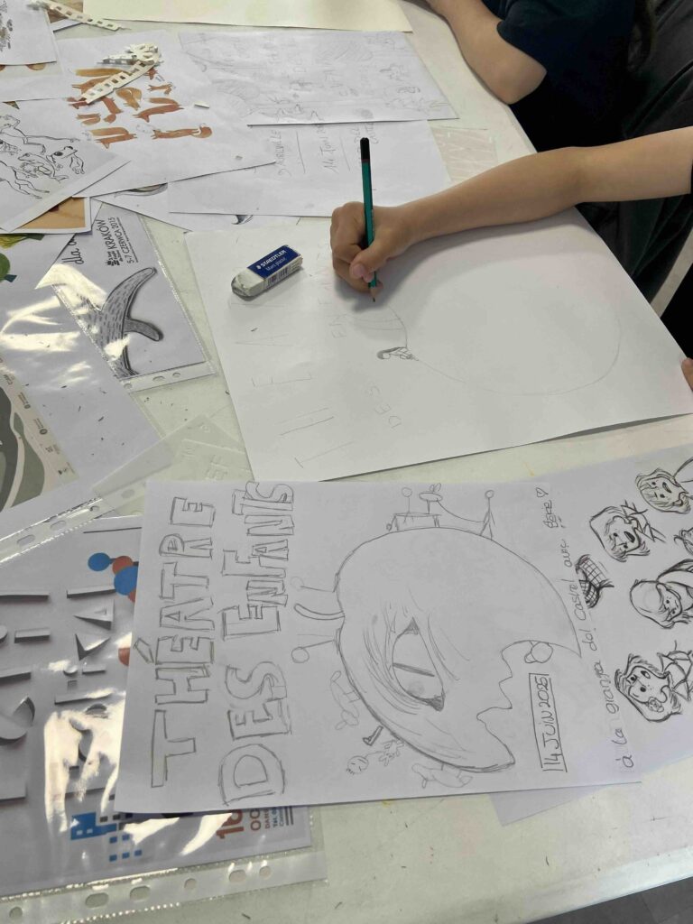 Adolescents participant à un cours d'illustration et composition d'affiche, animé par Audrey Bourdin de l'Atelier Pieko à Toulouse"