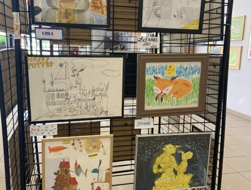Exposition des créations d'enfants lors d'un cours à Goyrans, organisée par Audrey Bourdin de l'Atelier Pieko à Toulouse