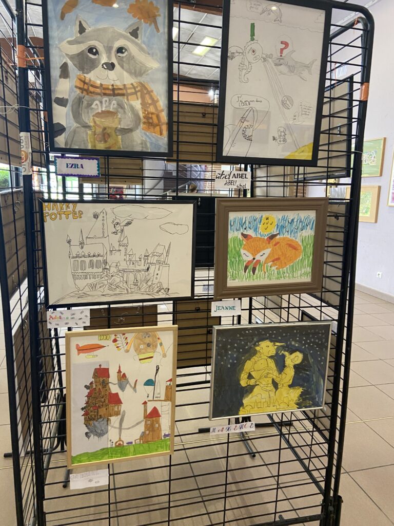 Exposition des créations d'enfants lors d'un cours à Goyrans, organisée par Audrey Bourdin de l'Atelier Pieko à Toulouse