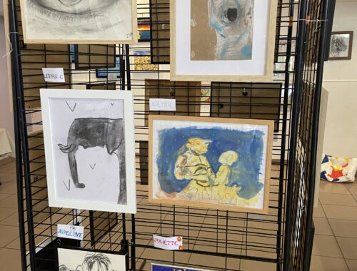 Exposition des créations d'enfants lors d'un cours à Goyrans, organisée par Audrey Bourdin de l'Atelier Pieko à Toulouse