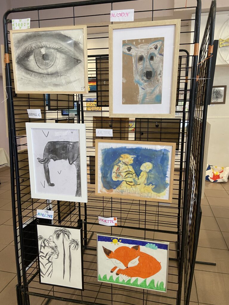 Exposition des créations d'enfants lors d'un cours à Goyrans, organisée par Audrey Bourdin de l'Atelier Pieko à Toulouse