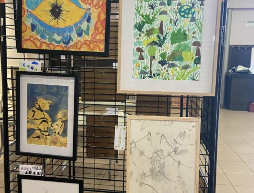 Exposition des créations d'enfants lors d'un cours à Goyrans, organisée par Audrey Bourdin de l'Atelier Pieko à Toulouse