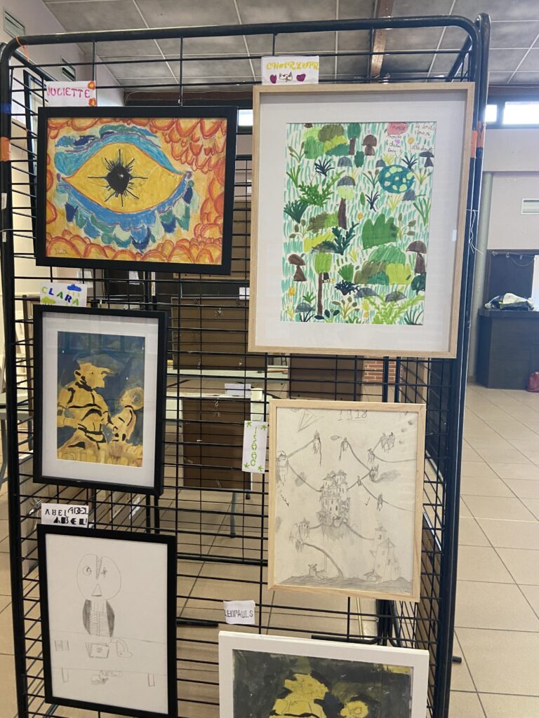 Exposition des créations d'enfants lors d'un cours à Goyrans, organisée par Audrey Bourdin de l'Atelier Pieko à Toulouse