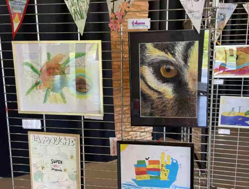 Exposition des créations d'enfants et adolescents lors d'un cours à Aureville, organisée par Audrey Bourdin de l'Atelier Pieko à Toulouse