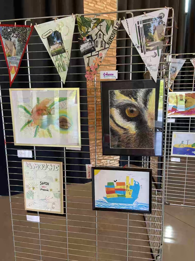 Exposition des créations d'enfants et adolescents lors d'un cours à Aureville, organisée par Audrey Bourdin de l'Atelier Pieko à Toulouse