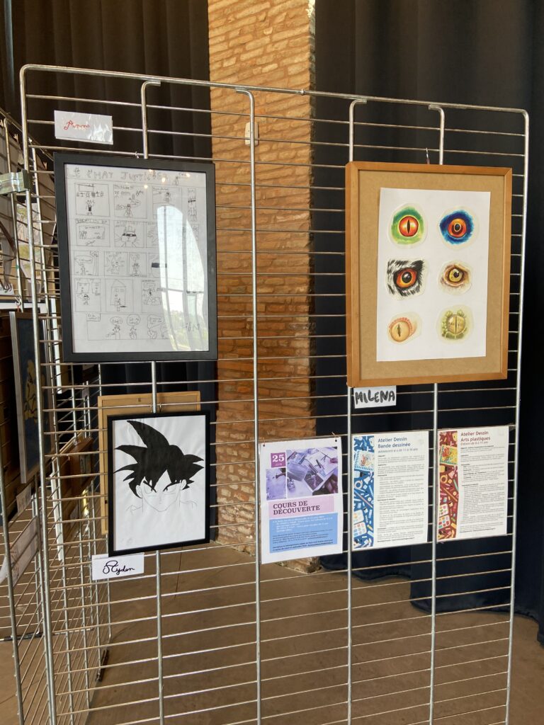Exposition des créations d'enfants et des adolescents lors d'un cours à Aureville, organisée par Audrey Bourdin de l'Atelier Pieko à Toulouse
