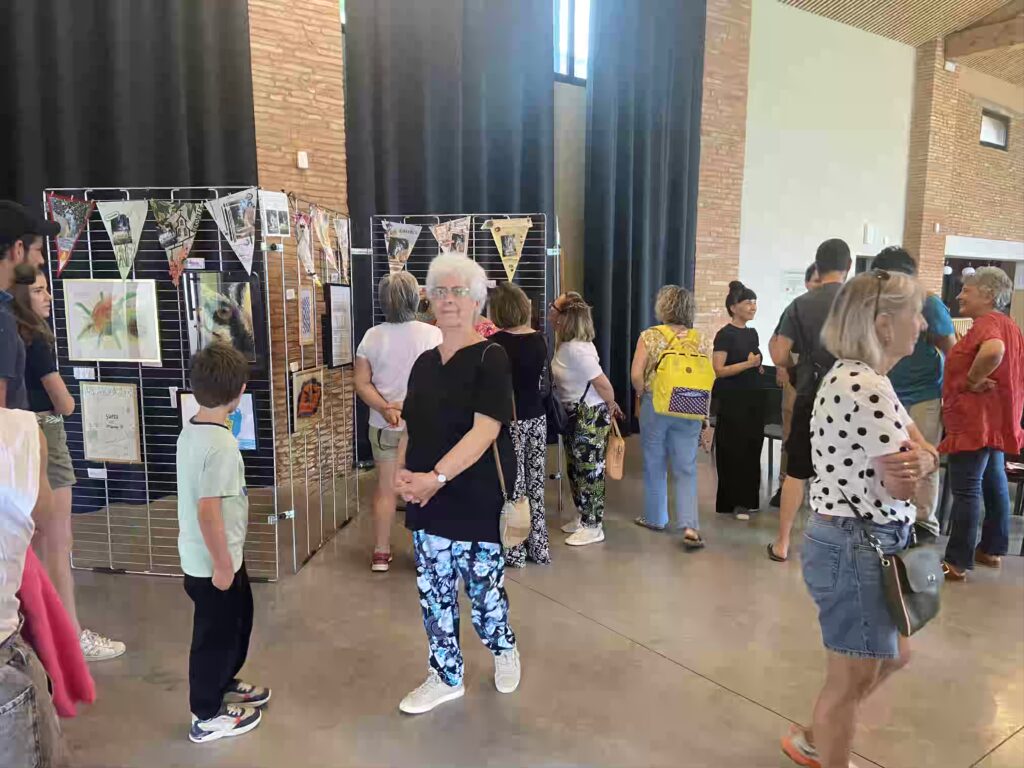 Exposition des créations d'enfants et adolescents lors d'un cours à Aureville, organisée par Audrey Bourdin de l'Atelier Pieko à Toulouse