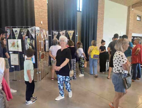 Exposition des créations d'enfants et adolescents lors d'un cours à Aureville, organisée par Audrey Bourdin de l'Atelier Pieko à Toulouse