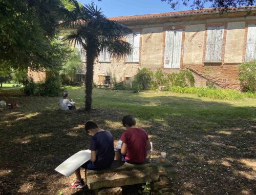 Enfants participant à un cours de dessin en extérieur à Aureville, initiation au carnet de voyage et au patrimoine, animé par Audrey Bourdin de l'Atelier Pieko à Toulouse