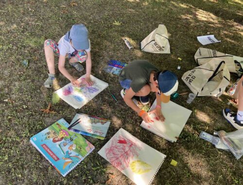 Enfants participant à un cours de dessin en extérieur à Goyrans, initiation au carnet de voyage, animé par Audrey Bourdin de l'Atelier Pieko à Toulouse