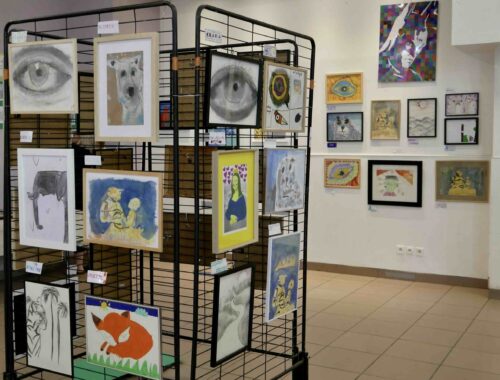 Exposition des créations d'enfants lors d'un cours à Goyrans, organisée par Audrey Bourdin de l'Atelier Pieko à Toulouse