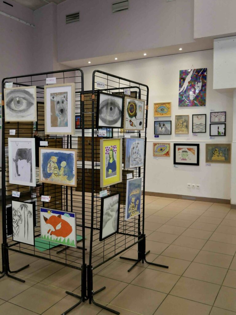 Exposition des créations d'enfants lors d'un cours à Goyrans, organisée par Audrey Bourdin de l'Atelier Pieko à Toulouse